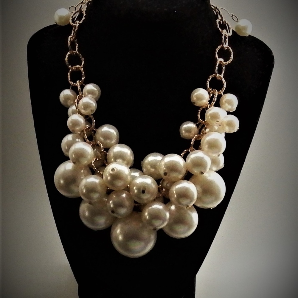 Gold Clustered Pearl Necklace with Earrings